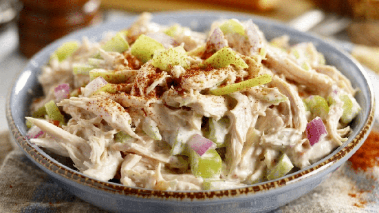 Salada cremosa de frango com iogurte (Imagem: Iamfood | Shutterstock)