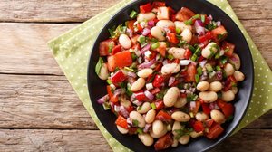 Salada de feijão-branco com tomate e cebola-roxa (Imagem: Sergii Koval | Shutterstock)