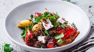 Salada morna de quinoa com vegetais (Imagem: Nina Firsova | Shutterstock)