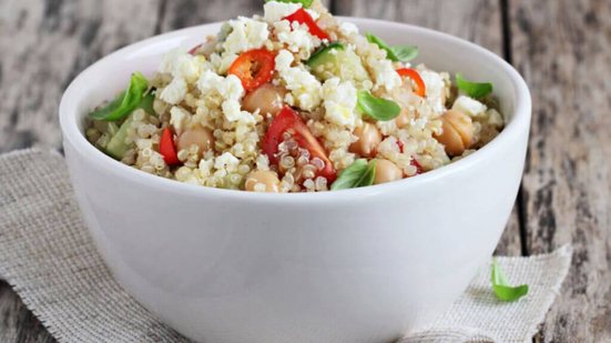 Salada de quinoa com grão-de-bico (Imagem: Losangela | Shutterstock)