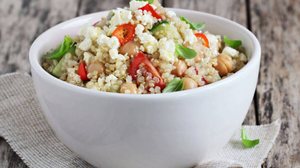 Salada de quinoa com grão-de-bico (Imagem: Losangela | Shutterstock)