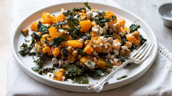 Salada morna de abóbora com couve e grão-de-bico (Imagem: Magdanatka | Shutterstock)