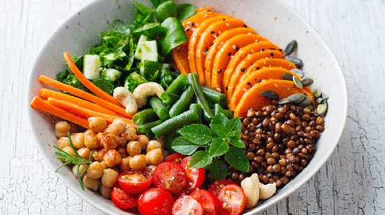 Salada proteica de batata-doce com grão-de-bico e lentilha (Imagem: Empere | Shutterstock)
