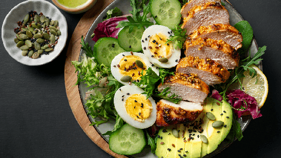 Salada proteica de frango, ovo e vegetais (Imagem: Oksana Mizina | Shutterstock)