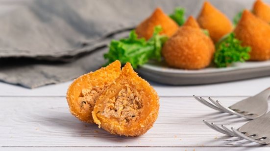 Coxinha de frango (Imagem: BooFamily | Shutterstock)