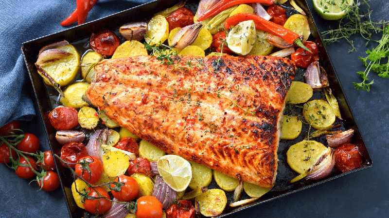Salmão no forno: 5 receitas ricas em proteínas para o almoço