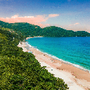 São Sebastião encanta turistas com suas belas praias, natureza exuberante e experiências inesquecíveis (Imagem: Pedro Magrod | Shutterstock)