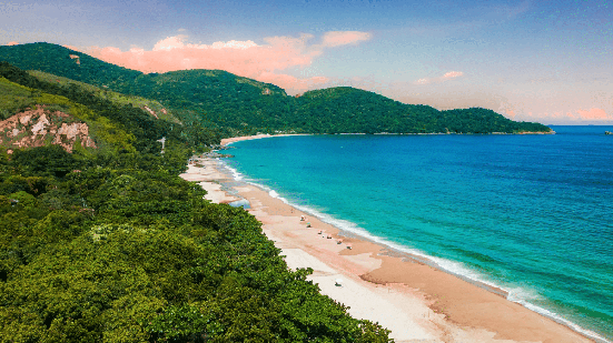 São Sebastião encanta turistas com suas belas praias, natureza exuberante e experiências inesquecíveis (Imagem: Pedro Magrod | Shutterstock)