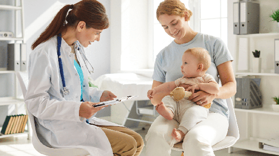 A saúde infantil vai além da ausência de sintomas e inclui cuidados preventivos (Imagem: Studio Romantic | Shutterstock)