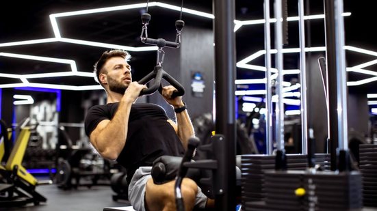 Exercícios de força ajudam a proteger a saúde do fígado (Imagem: BGStock72 | Shutterstock)