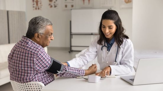 O cuidado com a saúde masculina ajuda a prevenir e identificar doenças precocemente (Imagem: fizkes | Shutterstock)