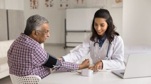 O cuidado com a saúde masculina ajuda a prevenir e identificar doenças precocemente (Imagem: fizkes | Shutterstock)