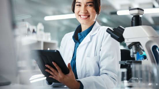 Novas profissões unem ciência, dados e tecnologia para transformar o futuro da medicina (Imagem: PeopleImages | Shutterstock)