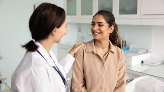 Cuidar da saúde começa com pequenas atitudes no dia a dia (Imagem: fizkes | Shutterstock)