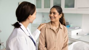 Cuidar da saúde começa com pequenas atitudes no dia a dia (Imagem: fizkes | Shutterstock)