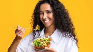A relação entre alimentação, hormônios e energia evidencia que uma dieta organizada é indispensável para preservar a saúde feminina e o bem-estar (Imagem: Prostock-studio | Shutterstock)