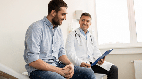 Avaliações preventivas e mudanças no estilo de vida contribuem para preservar a saúde e reduzir o risco de complicações ao longo dos anos (Imagem: Ground Picture | Shutterstock)