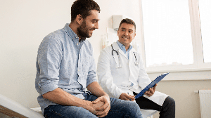 Avaliações preventivas e mudanças no estilo de vida contribuem para preservar a saúde e reduzir o risco de complicações ao longo dos anos (Imagem: Ground Picture | Shutterstock)