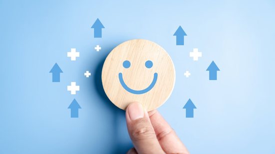 A saúde mental e emocional fortalecida melhora a capacidade de lidar com relacionamentos profissionais e de administrar as finanças (Imagem: MMD Creative | Shutterstock)