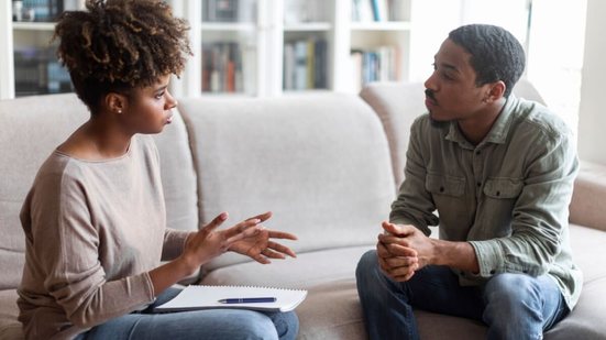 A busca por apoio emocional cresce e transforma a relação com a saúde mental (Imagem: Prostock-studio | Shutterstock)