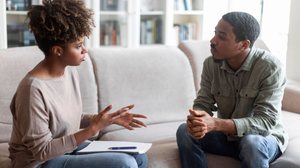 A busca por apoio emocional cresce e transforma a relação com a saúde mental (Imagem: Prostock-studio | Shutterstock)