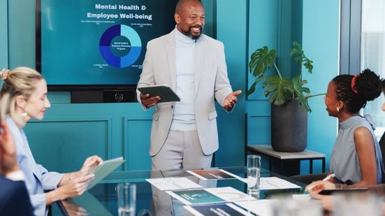 Programas estruturados em saúde mental no trabalho são importantes e costumam trazer produtividade aos integrantes da equipe (Imagem: PeopleImages | Shutterstock)