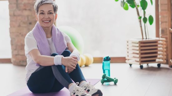 Hábitos saudáveis adotados na maturidade podem impactar diretamente a qualidade de vida no futuro (Imagem: Roman Samborskyi | Shutterstock)