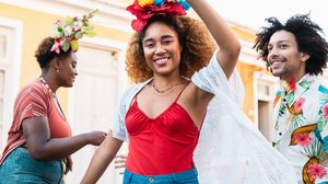 O Carnaval exige atenção redobrada com a saúde (Imagem: Vergani Fotografia | Shutterstock)