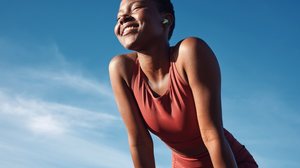 As crenças populares sobre saúde no verão nem sempre tem base científica (Imagem: PeopleImages | Shutterstock)