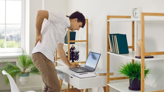 A ausência de movimento regular pode levar à perda de massa muscular, redução da flexibilidade e maior incidência de dores articulares ou musculares (Imagem: Studio Romantic | Shutterstock)