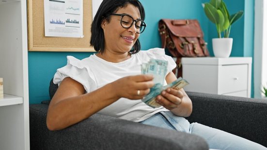 Sobre a segunda parcela do 13º incide descontos (Imagem: Krakenimages.com | Shutterstock)