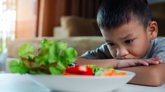 Pequenas mudanças no dia a dia podem ajudar a criança a construir uma relação mais positiva com a comida (Imagem: UnImages | Shutterstock)