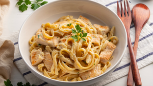 Macarrão cremoso com frango (Imagem: Kritchai7752 | Shutterstock)