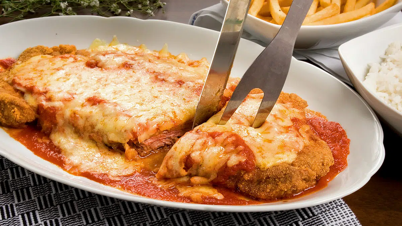 Sem ideia para o jantar? Aprenda esta receita fácil de bife à parmegiana