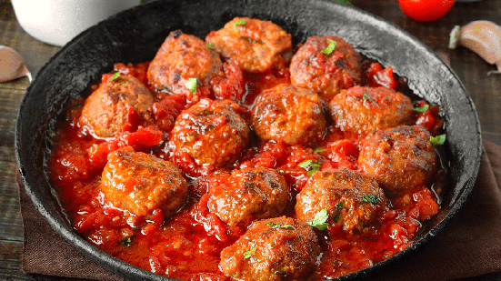 Almôndegas de carne ao molho de tomate (Imagem: Nadezhda Nesterova | Shutterstock)