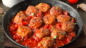 Almôndegas de carne ao molho de tomate (Imagem: Nadezhda Nesterova | Shutterstock)