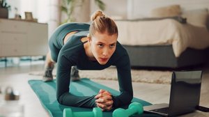 Exercícios rápidos podem ser a chave para manter a constância no dia a dia (Imagem: PeopleImages | Shutterstock)