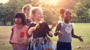 Semana Mundial do Brincar retorna com programação que reforça o brincar livre como ferramenta de desenvolvimento e inclusão (Imagem: Rawpixel.com | Shutterstock)