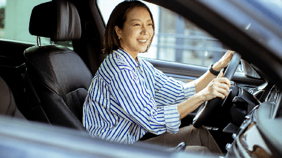 Manter a atenção, respeitar a distância segura e adaptar a velocidade são atitudes que ajudam a prevenir acidentes durante os deslocamentos (Imagem: BGStock72 | Shutterstock)