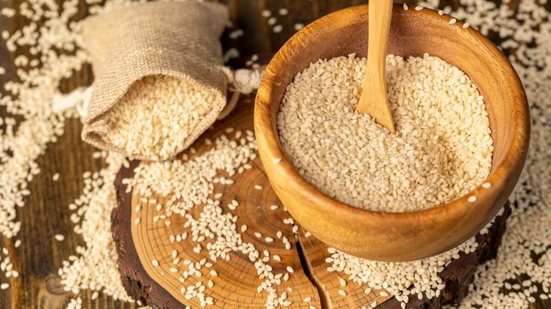 Além do sabor levemente amendoado e da textura crocante, o gergelim se destaca por sua composição nutricional (Imagem: rsooll | Shutterstock)