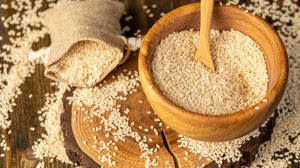 Além do sabor levemente amendoado e da textura crocante, o gergelim se destaca por sua composição nutricional (Imagem: rsooll | Shutterstock)