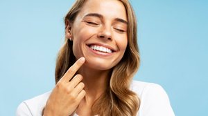 Com o diagnóstico certo e cuidados adequados, dá para aproveitar sorvetes e bebidas geladas no verão sem dor (Imagem: AYO Production | Shutterstock)