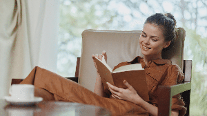 Livros podem oferecer diferentes perspectivas para compreender as emoções e valorizar a vida (Imagem: ShotPrime Studio | Shutterstock)