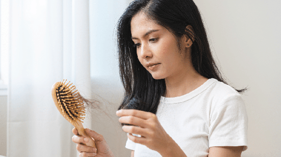 Estresse, doenças, emagrecimento e alterações hormonais são algumas situações que podem provocar uma queda intensa dos fios (Imagem: Kmpzzz | Shutterstock)