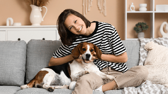 A relação entre tutores e cães pode ser marcada por carinho e proximidade, mas é importante respeitar as necessidades do animal (Imagem: Pixel-Shot | Shutterstock)