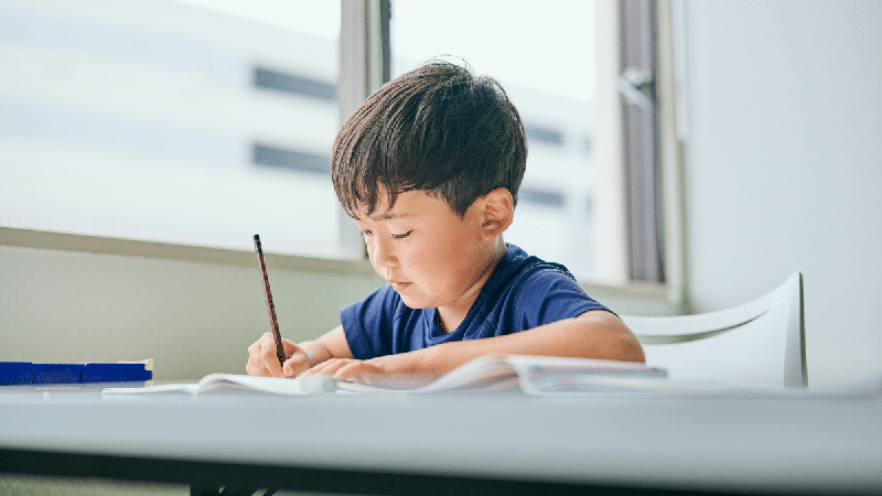 Seu filho está com dificuldade para aprender a ler e escrever? Veja quais sinais merecem atenção