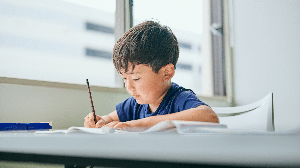A alfabetização é uma etapa importante da vida escolar (Imagem: tystock9981 | Shutterstock)