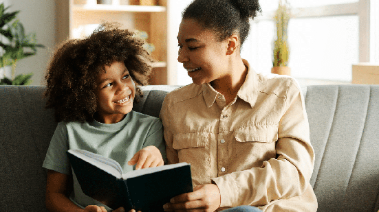 Atividades simples podem ajudar a criança a reconhecer, nomear e expressar diferentes emoções no dia a dia (Imagem: AYO Production | Shutterstock)
