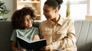 Atividades simples podem ajudar a criança a reconhecer, nomear e expressar diferentes emoções no dia a dia (Imagem: AYO Production | Shutterstock)