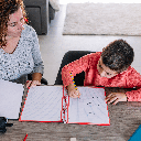 O apoio dos pais pode ajudar os filhos a desenvolver uma relação mais positiva com a matemática (Imagem: VCoscaron | Shutterstock)